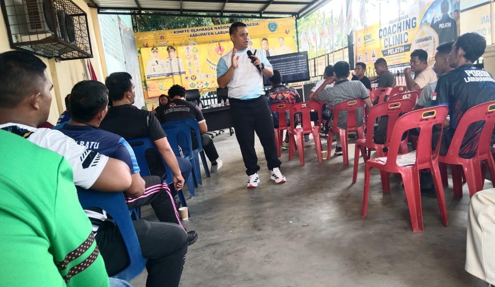 Teks Foto: MATERI: Pemateri Dr Rinaldi Aditya SPd MPd menyampaikan materi Komponen Fisik kepada para pelatih dalam coaching clinic yang diselenggarakan KONI Labuhanbatu di Aula KONI, Jalan Binaraga, Rantauprapat, Sabtu (30/5/2026). (Foto: Istimewa)